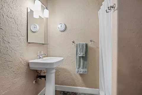 Bath - 64765 Kelly Ct, Bend, OR 97701 photo 2 of 2
