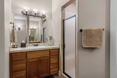 Bath - 64765 Kelly Ct, Bend, OR 97701 photo 1 of 2