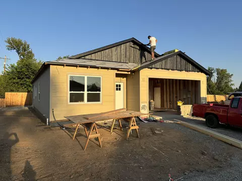 705 Dahl Pl, Medford, OR 97501