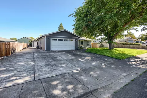 210 Arnwood St, Medford, OR 97501