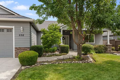 698 Mountain Ave, Central Point, OR 97502 photo 2