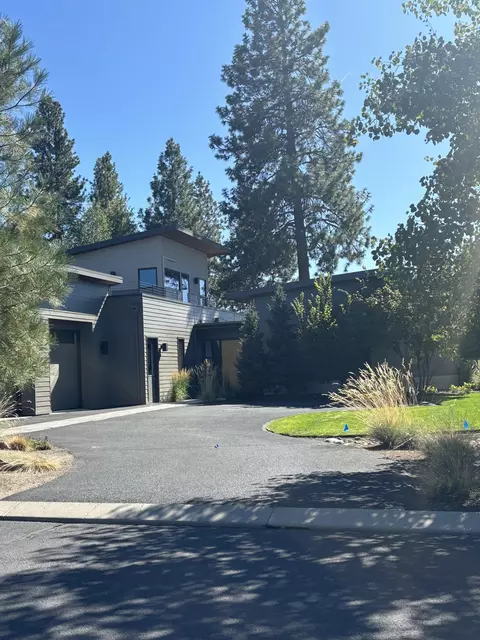 61565 Hosmer Lake Dr, Bend, OR 97702