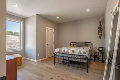 Bedroom - 3808 Willow Springs Rd, Central Point, OR 97502 photo 4 of 9