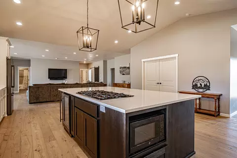 Kitchen - 3808 Willow Springs Rd, Central Point, OR 97502 photo 3 of 4