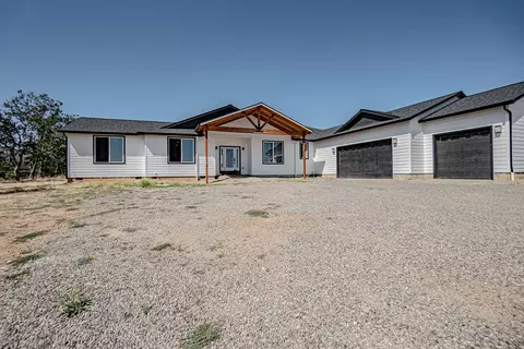 3808 Willow Springs Rd, Central Point, OR 97502