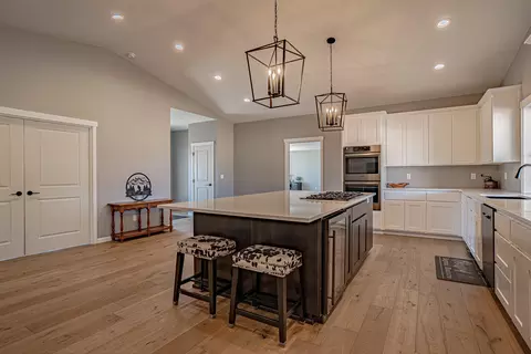 Kitchen - 3808 Willow Springs Rd, Central Point, OR 97502 photo 2 of 4