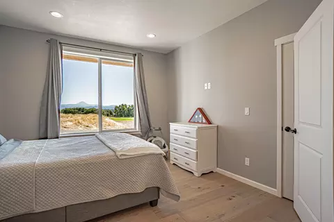 Bedroom - 3808 Willow Springs Rd, Central Point, OR 97502 photo 6 of 9