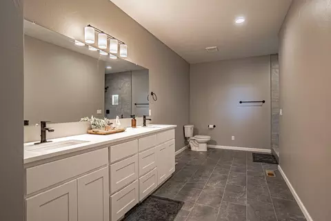 Bath - 3808 Willow Springs Rd, Central Point, OR 97502 photo 1 of 4
