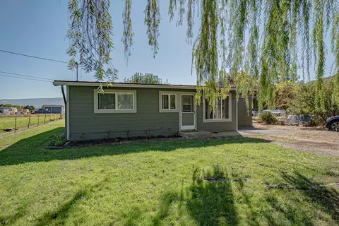 912 S Stage Rd #B, Medford, OR 97501