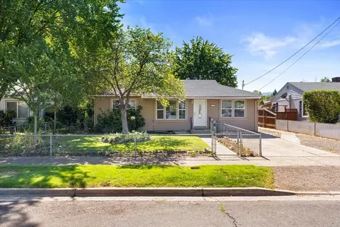 925 Mount Pitt Ave, Medford, OR 97501