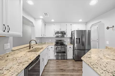 Kitchen - 486 Westminster Dr, Eagle Point, OR 97524 photo 2 of 3