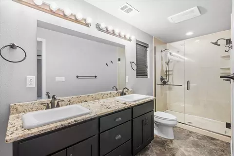 Bath - 486 Westminster Dr, Eagle Point, OR 97524 photo 1 of 3