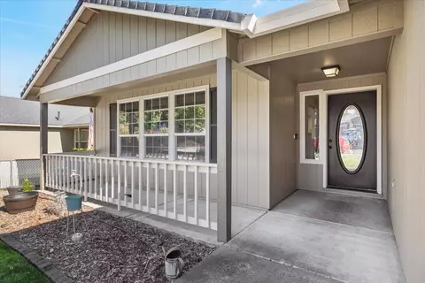 Exterior - 486 Westminster Dr, Eagle Point, OR 97524 photo 4 of 7