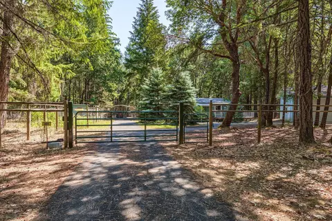 301 E Crow Rd, Merlin, OR 97532
