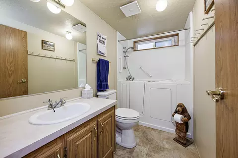 301 E Crow Rd, Merlin, OR 97532 photo 14