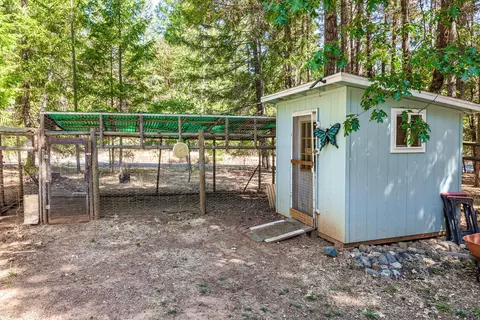 301 E Crow Rd, Merlin, OR 97532 photo 4