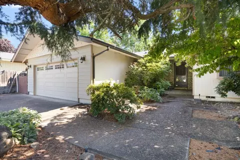3084 Seckel St, Medford, OR 97504