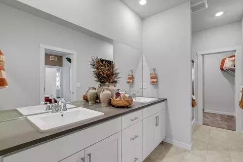 Bath - 63220 Peale St, Bend, OR 97701 photo 3 of 3