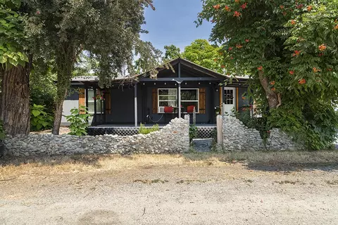220 Pruden Dr, Grants Pass, OR 97526