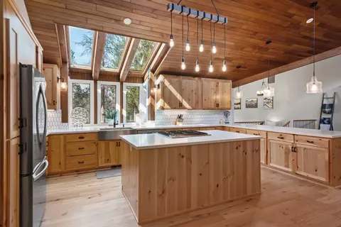 Kitchen - 17798 Big Leaf Ln, Sunriver, OR 97707 photo 3 of 4