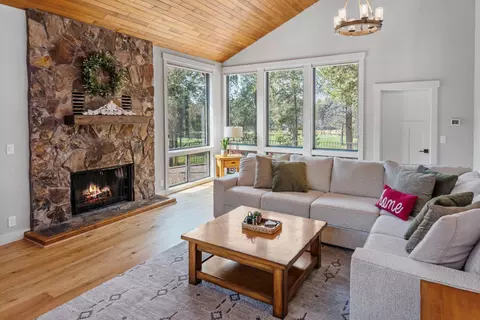 Living - 17798 Big Leaf Ln, Sunriver, OR 97707 photo 2 of 2
