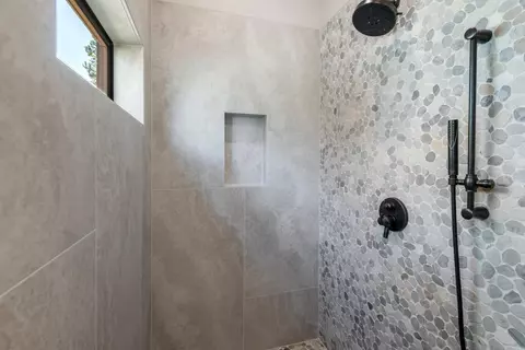 Bath - 17798 Big Leaf Ln, Sunriver, OR 97707 photo 3 of 6