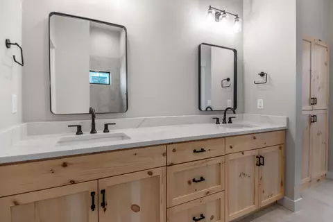 Bath - 17798 Big Leaf Ln, Sunriver, OR 97707 photo 2 of 6