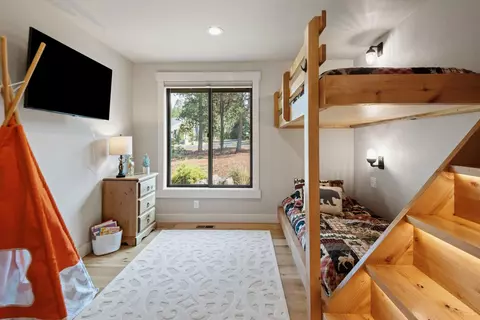 Bedroom - 17798 Big Leaf Ln, Sunriver, OR 97707 photo 6 of 8