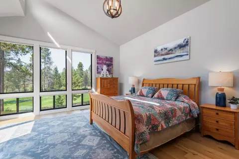 Bedroom - 17798 Big Leaf Ln, Sunriver, OR 97707 photo 2 of 8