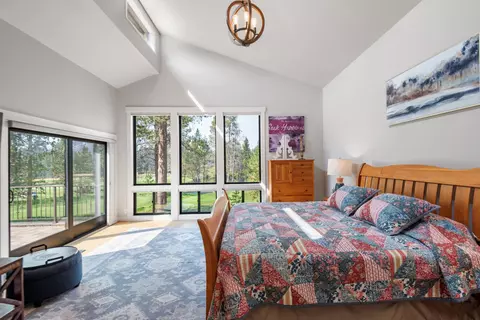 Bedroom - 17798 Big Leaf Ln, Sunriver, OR 97707 photo 3 of 8