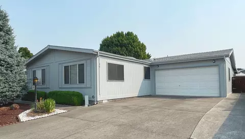 555 Freeman Rd #60, Central Point, OR 97502