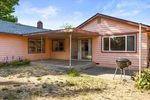 1023 SE Ashley Pl, Grants Pass, OR 97526