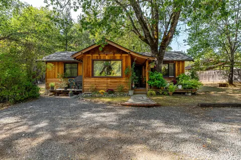 2906 Demaray Dr, Grants Pass, OR 97527