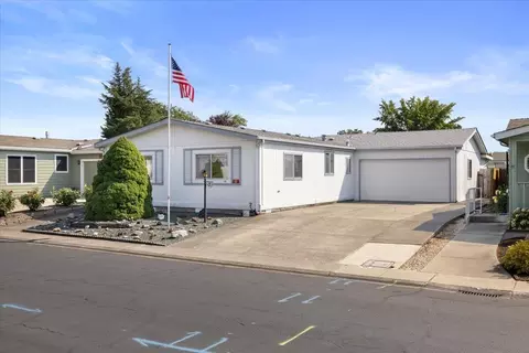 555 Freeman Rd #46, Central Point, OR 97502