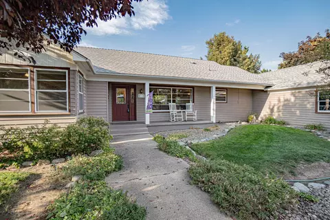 1988 Taylor Rd, Central Point, OR 97502