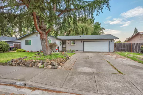 3061 Tahitian Ave, Medford, OR 97504