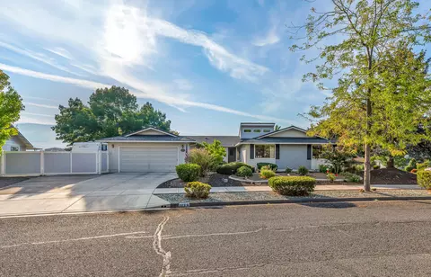 1259 La Loma Dr, Medford, OR 97504