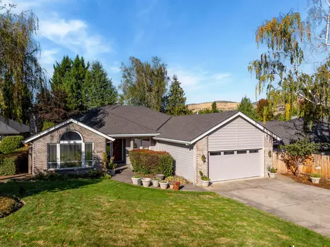 2417 Meadow Creek Dr, Medford, OR 97504