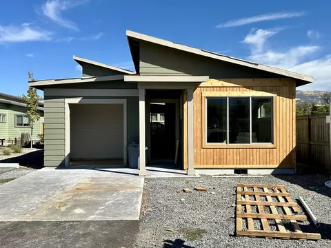 217 Gangnes Dr, Talent, OR 97540