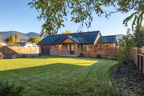 1363 NW Highland Ave, Grants Pass, OR 97526