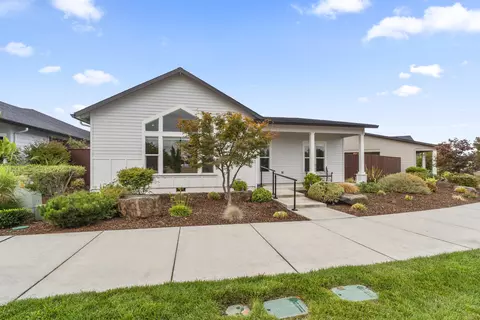 451 S Haskell St, Central Point, OR 97502