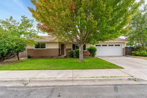 911 NW Donna Dr, Grants Pass, OR 97526