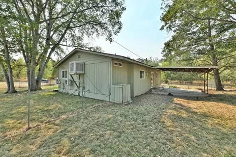 Exterior - 750 Ayres Rd, Eagle Point, OR 97524 photo 4 of 11