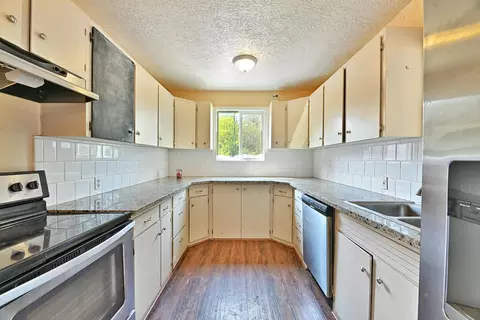 Kitchen - 750 Ayres Rd, Eagle Point, OR 97524 photo 2 of 2