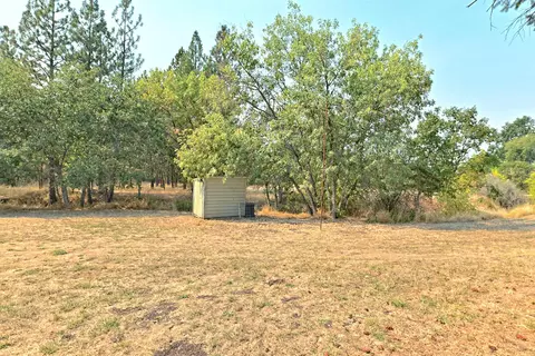 Exterior - 750 Ayres Rd, Eagle Point, OR 97524 photo 7 of 11
