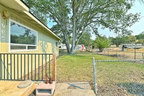 Exterior - 750 Ayres Rd, Eagle Point, OR 97524 photo 8 of 11