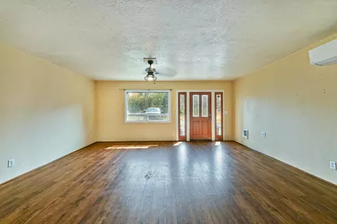Living - 750 Ayres Rd, Eagle Point, OR 97524 photo 3 of 3