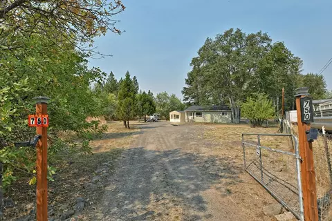 Exterior - 750 Ayres Rd, Eagle Point, OR 97524 photo 2 of 11