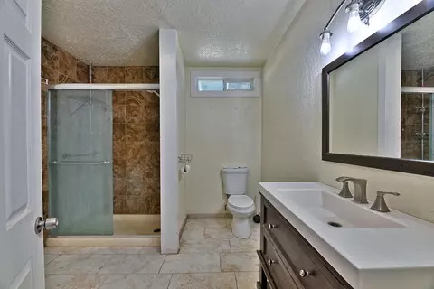 Bath - 750 Ayres Rd, Eagle Point, OR 97524 photo 1 of 1