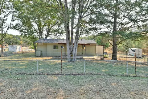 Exterior - 750 Ayres Rd, Eagle Point, OR 97524 photo 9 of 11